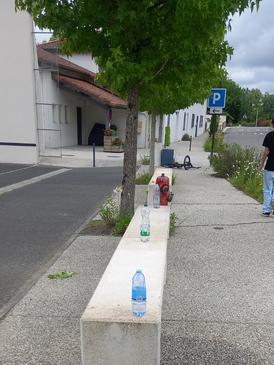 Déchets sur le fronton.